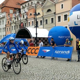powiększ zdjęcie: Alan Banaszek wygrał w sercu miasta prolog Grodów Piastowskich