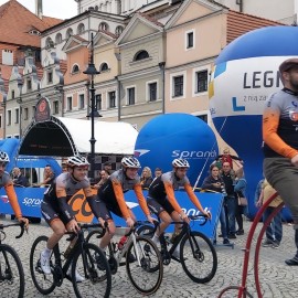 powiększ zdjęcie: Alan Banaszek wygrał w sercu miasta prolog Grodów Piastowskich