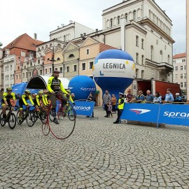 powiększ zdjęcie: Alan Banaszek wygrał w sercu miasta prolog Grodów Piastowskich