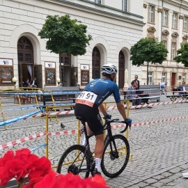 powiększ zdjęcie: Alan Banaszek wygrał w sercu miasta prolog Grodów Piastowskich