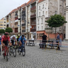 powiększ zdjęcie: Alan Banaszek wygrał w sercu miasta prolog Grodów Piastowskich