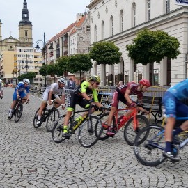 powiększ zdjęcie: Alan Banaszek wygrał w sercu miasta prolog Grodów Piastowskich