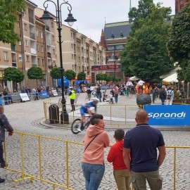 powiększ zdjęcie: Alan Banaszek wygrał w sercu miasta prolog Grodów Piastowskich