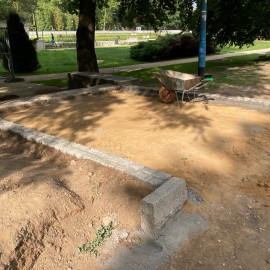 powiększ zdjęcie: Trwa rewitalizacja parkowych alejek w sąsiedztwie fontann
