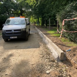 powiększ zdjęcie: Trwa rewitalizacja parkowych alejek w sąsiedztwie fontann