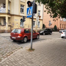 powiększ zdjęcie: Dbamy o bezpieczeństwo. Montowane są nowe sygnalizatory świetlne
