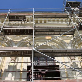 powiększ zdjęcie: Renowacja cmentarnej kaplicy ukazała, jak piękne są tam detale architektoniczne