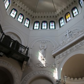 powiększ zdjęcie: Renowacja cmentarnej kaplicy ukazała, jak piękne są tam detale architektoniczne