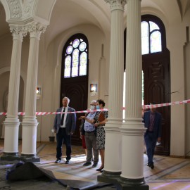 powiększ zdjęcie: Renowacja cmentarnej kaplicy ukazała, jak piękne są tam detale architektoniczne