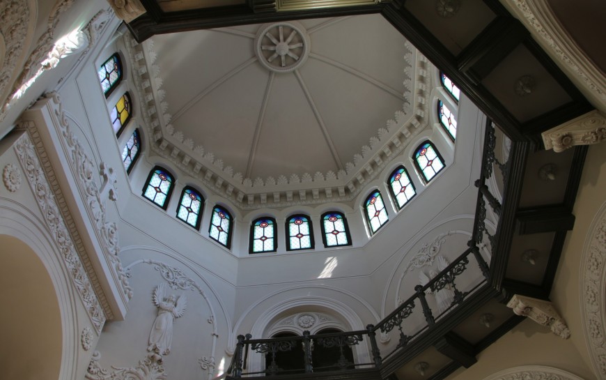 Renowacja cmentarnej kaplicy ukazała, jak piękne są tam detale architektoniczne