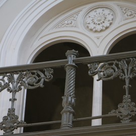 powiększ zdjęcie: Renowacja cmentarnej kaplicy ukazała, jak piękne są tam detale architektoniczne