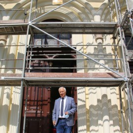 powiększ zdjęcie: Renowacja cmentarnej kaplicy ukazała, jak piękne są tam detale architektoniczne