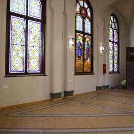 powiększ zdjęcie: Renowacja cmentarnej kaplicy ukazała, jak piękne są tam detale architektoniczne