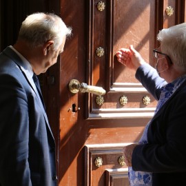 powiększ zdjęcie: Renowacja cmentarnej kaplicy ukazała, jak piękne są tam detale architektoniczne