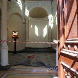 powiększ zdjęcie: Renowacja cmentarnej kaplicy ukazała, jak piękne są tam detale architektoniczne