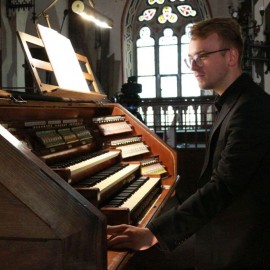 powiększ zdjęcie: Wieczory pełne muzyki organowej. Dobrze jest posłuchać mistrzów