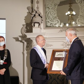 powiększ zdjęcie: Miasto podziękowało i nagrodziło wybitnych legniczan, instytucje, organizacje