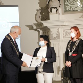 powiększ zdjęcie: Miasto podziękowało i nagrodziło wybitnych legniczan, instytucje, organizacje