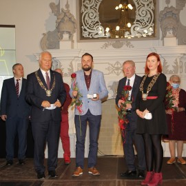 powiększ zdjęcie: Miasto podziękowało i nagrodziło wybitnych legniczan, instytucje, organizacje