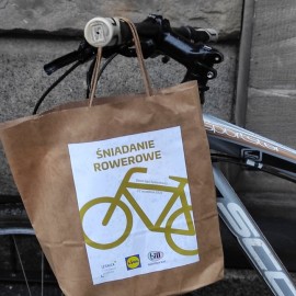 Sto śniadań dla rowerzystów. Nawet deszcz nie pokrzyżował planów
