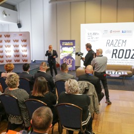 powiększ zdjęcie: Ponad sto osób uczestniczyło w konferencji „Razem dla rodziny”