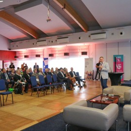 powiększ zdjęcie: Ponad sto osób uczestniczyło w konferencji „Razem dla rodziny”