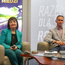 powiększ zdjęcie: Ponad sto osób uczestniczyło w konferencji „Razem dla rodziny”