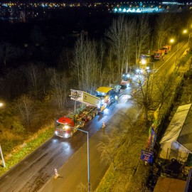 Przebudowa al. Rzeczypospolitej. Układana jest nowa warstwa asfaltu