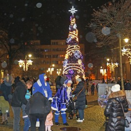 powiększ zdjęcie: W Mikołajki rozbłysły nasze bajkowe iluminacje i odmieniły miasto