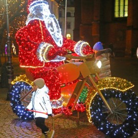 powiększ zdjęcie: W Mikołajki rozbłysły nasze bajkowe iluminacje i odmieniły miasto