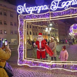powiększ zdjęcie: W Mikołajki rozbłysły nasze bajkowe iluminacje i odmieniły miasto