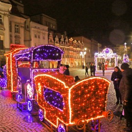 powiększ zdjęcie: W Mikołajki rozbłysły nasze bajkowe iluminacje i odmieniły miasto
