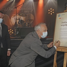 powiększ zdjęcie: III Gala Wolontariatu. Podziękowania i nagrody dla uzależnionych od pomagania