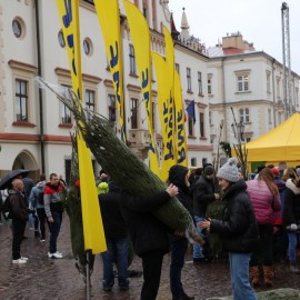 powiększ zdjęcie: Już dziś „Choinki pod choinkę” RMF FM zawitają do Legnicy. Zapraszamy na Rynek