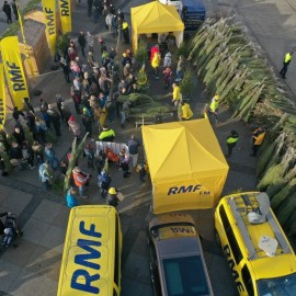 powiększ zdjęcie: Już dziś „Choinki pod choinkę” RMF FM zawitają do Legnicy. Zapraszamy na Rynek