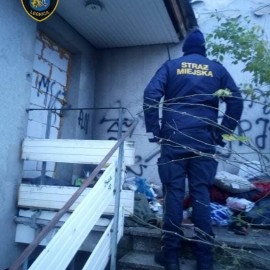 powiększ zdjęcie: Strażnicy miejscy pomagają osobom bezdomnym. My też nie bądźmy obojętni