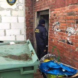 powiększ zdjęcie: Strażnicy miejscy pomagają osobom bezdomnym. My też nie bądźmy obojętni