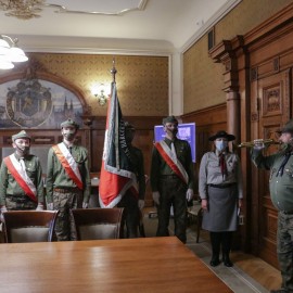 powiększ zdjęcie: Betlejemskie Światło Pokoju zajaśniało w ratuszu. Tradycyjnie przynieśli je harcerze