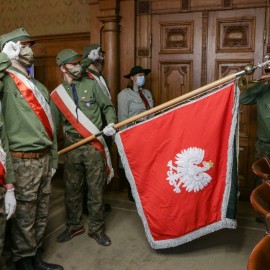 powiększ zdjęcie: Betlejemskie Światło Pokoju zajaśniało w ratuszu. Tradycyjnie przynieśli je harcerze