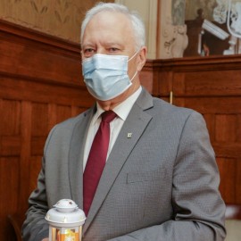 powiększ zdjęcie: Betlejemskie Światło Pokoju zajaśniało w ratuszu. Tradycyjnie przynieśli je harcerze