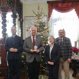 powiększ zdjęcie: Betlejemskie Światło Pokoju zajaśniało w ratuszu. Tradycyjnie przynieśli je harcerze