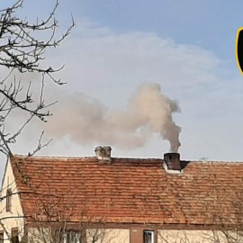 powiększ zdjęcie: Strażnicy miejscy kontrolują, czym palimy w piecach