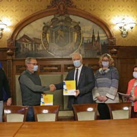 powiększ zdjęcie: Umowa na budowę Domu Opieki nad Matką i Dzieckiem już podpisana