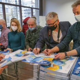 powiększ zdjęcie: Kalendarz Miejski trafił do legniczan. Jego siłą są żywioły