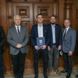 powiększ zdjęcie: Prezydent wyróżnił Wojciecha Łobodzińskiego tytułem Trenera Roku