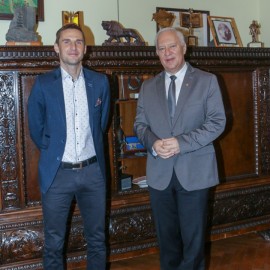 powiększ zdjęcie: Prezydent wyróżnił Wojciecha Łobodzińskiego tytułem Trenera Roku