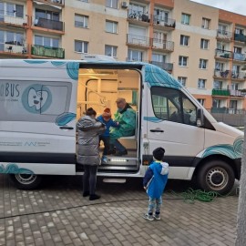 powiększ zdjęcie: Dentobus zawitał już do legnickich przedszkoli