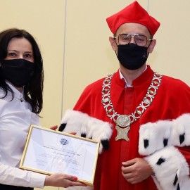 powiększ zdjęcie: Pierwsze dyplomy MBA w Witelonce już rozdane. Otrzymało je 21 absolwentów