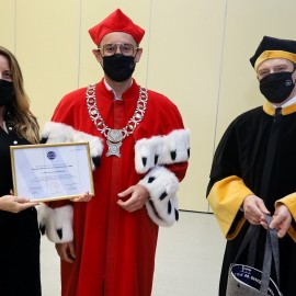 powiększ zdjęcie: Pierwsze dyplomy MBA w Witelonce już rozdane. Otrzymało je 21 absolwentów