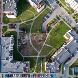 powiększ zdjęcie: Legnica z drona. Zobacz osiedle Piekary B z lotu ptaka. Robi wrażenie